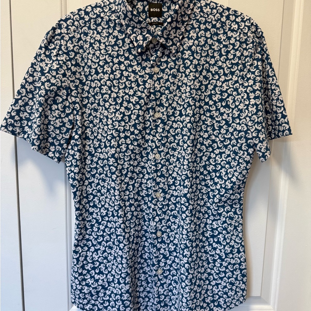 BOSS Men's Blue and White Patterned Shirt